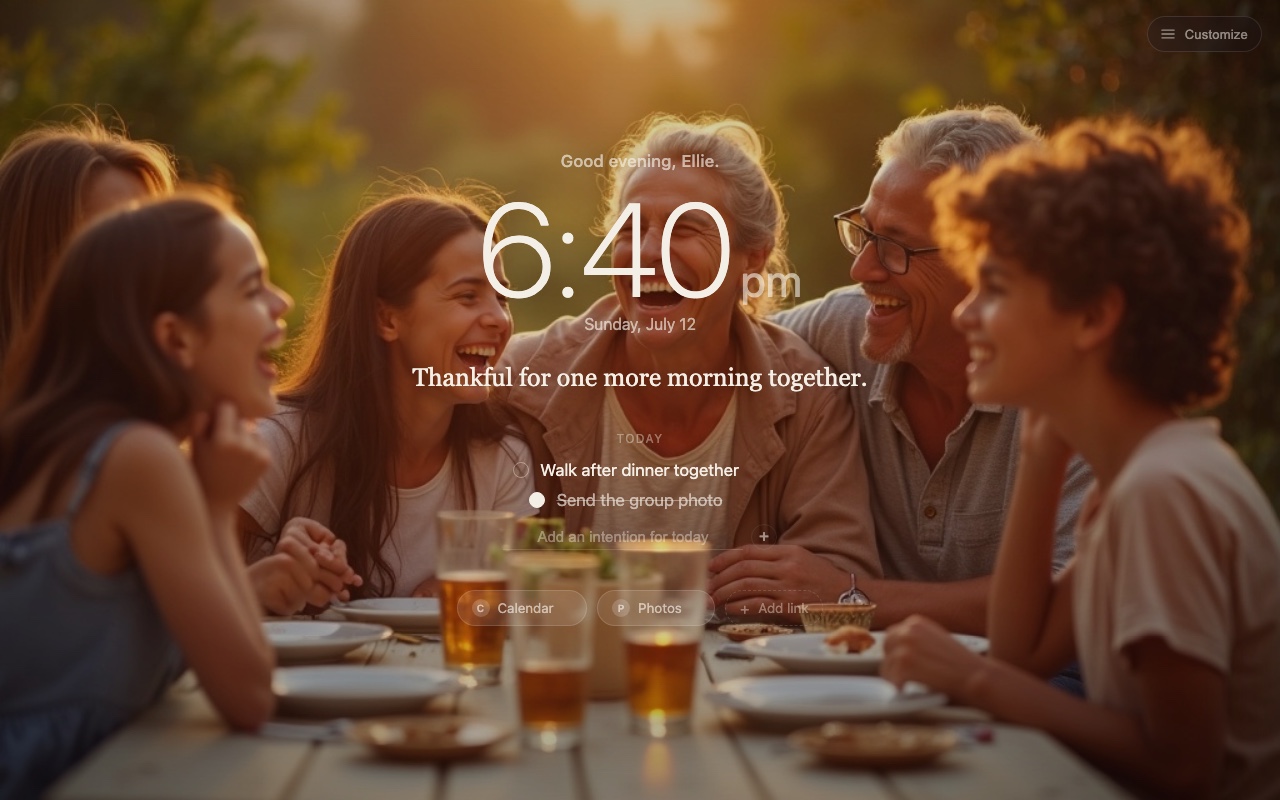 Pestaña nueva de Fondly: una familia de varias generaciones cenando detrás de una línea de gratitud nocturna