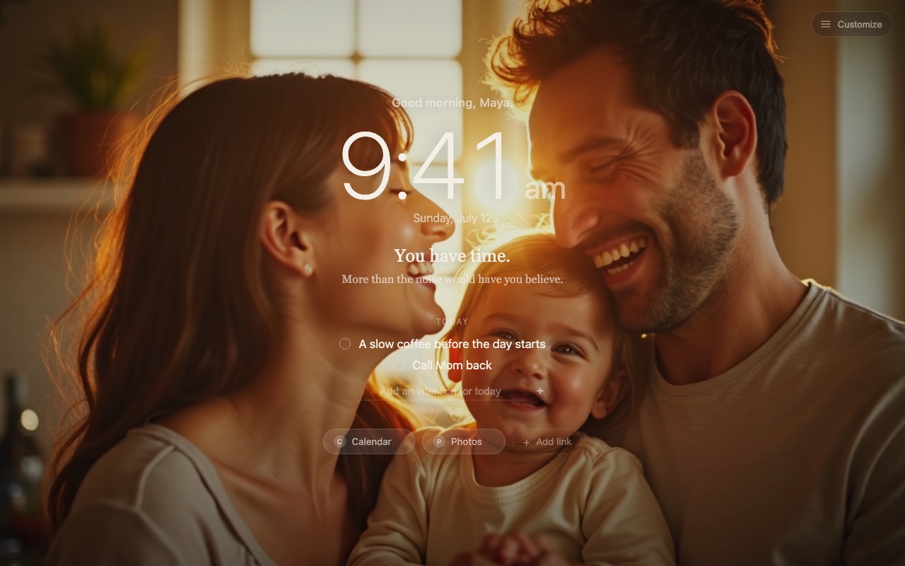 Pestaña nueva de Fondly: una familia joven llena la pantalla detrás de un reloj grande y tranquilo, una línea diaria, y las intenciones de hoy